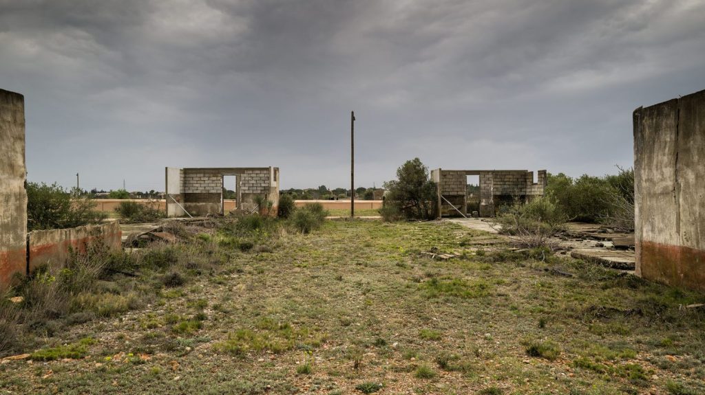 Cimetière d'enfants harkis : "Ce dossier reste une priorité" et des fouilles auront lieu "avant l'été", assure l'entourage de la secrétaire d'Etat des Anciens combattants
Ces fouilles pour retrouver les dépouilles d'une cinquantaine d’enfants décédés dans ce camp de harkis au début des années 1960, prévues début mars ont été reporté en raison de "complexités administratives et environnementales".