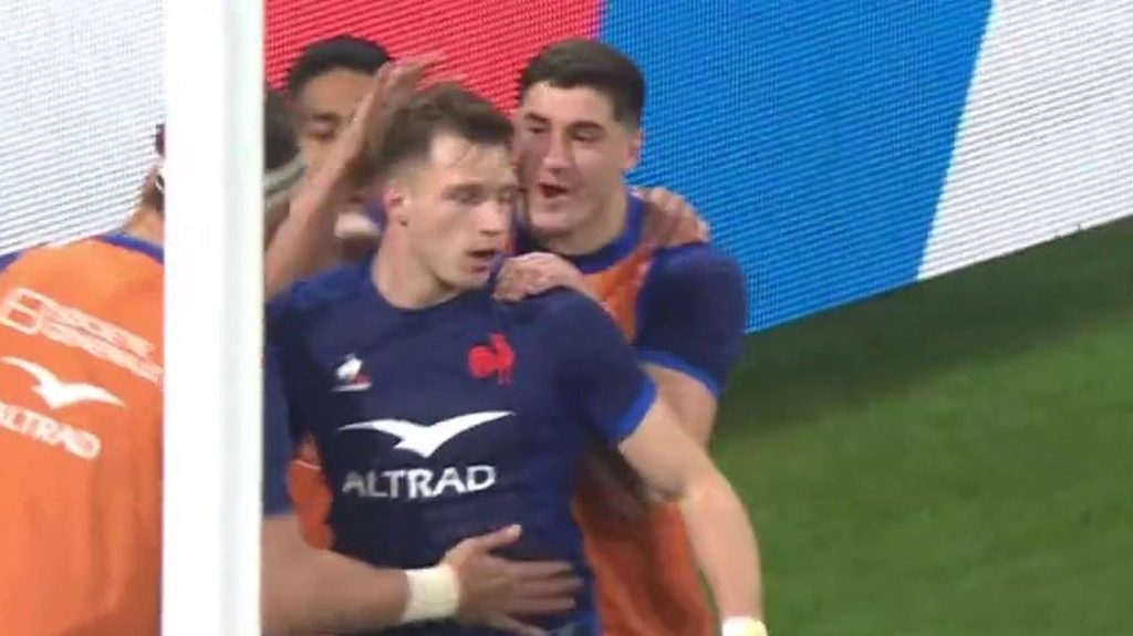 Six Nations : le XV de France bat l'Angleterre sur le fil
Pour son dernier match de la compétition, la France s'est imposée 33-31 contre les Anglais, à quelques secondes du coup de sifflet final.
