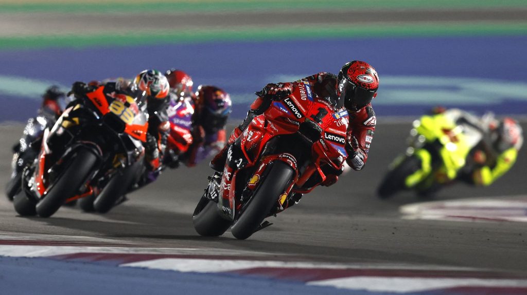 MotoGP : intouchable, Francesco Bagnaia remporte le premier GP de la saison au Qatar, les Français Quartararo et Zarco hors du top 10
Le double champion du monde italien a survolé la première course de la saison, à Losail, au terme d'un cavalier seul. Les Français Johann Zarco et Fabio Quartararo n'ont pas pu se mêler à la bagarre pour les premières places.
