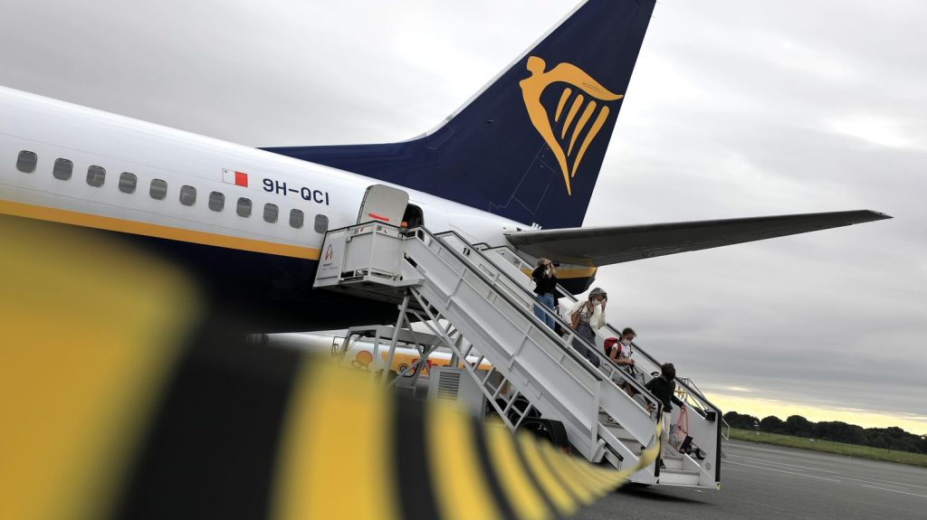 Transport aérien : la fréquentation des aéroports français en hausse, même si certains souffrent de l'interdiction des vols courts
Les aéroports français peuvent dire merci aux compagnies aériennes low-cost. L’activité de ces dernières contribue largement à la reprise du trafic dans les airs. Cependant, certaines villes voient leurs aérogares subir la concurrence du rail et la baisse des voyages d’affaires.