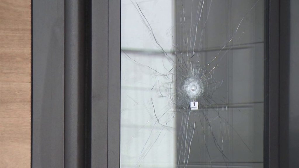Criminalité : un quartier de Rennes traumatisé après une nuit de fusillade
Un règlement de comptes de narcotrafiquants à l'arme lourde a plongé un quartier dans l'angoisse durant toute une nuit, entre samedi 9 et dimanche 10 mars, à Rennes. Deux habitants ont été blessés.