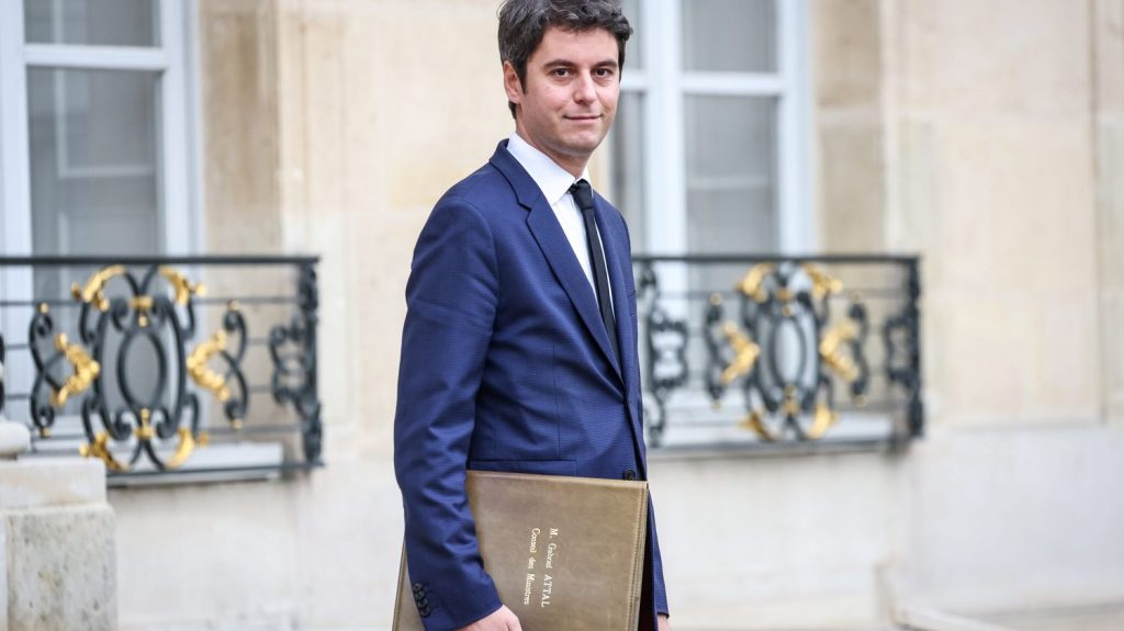 Assurance-chômage et fraudes aux cotisations sociales : Gabriel Attal serre la vis
Le Premier ministre se rend vendredi dans les Vosges, dans une agence France Travail. Des annonces sont attendues sur l'assurance-chômage et la lutte contre la fraude aux cotisations sociales, alors que le gouvernement cherche à faire des économies.