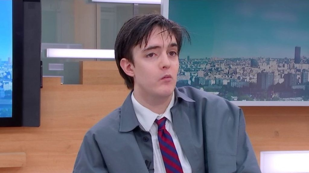 Humour : le spectacle est "un moyen de me réconcilier avec mes démons", assure Gabriel Donzelli
Dans son spectacle "C'est bientôt fini", l'humoriste Gabriel Donzelli parle d'un cancer contre lequel il s'est battu enfant. Il est l'invité du 12/13 info, mercredi 13 mars.