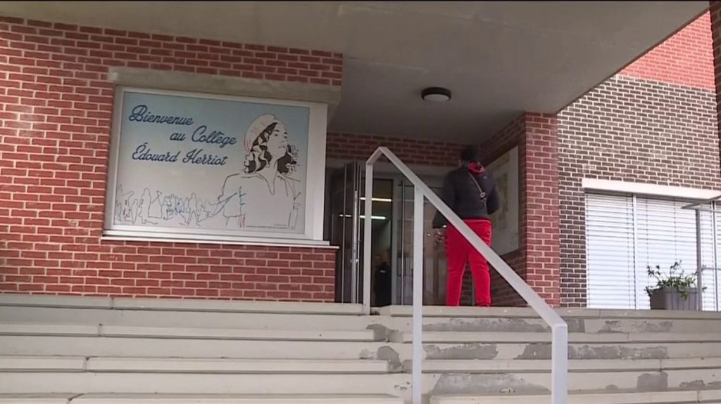 Menace au couteau dans un collège en Côte-d'Or : la garde à vue de l'élève a été prolongée
Le collège Édouard Herriot de Chenôve (Côte-d'Or) est sous le choc. Vendredi 15 mars, un élève armé d'un couteau a menacé la principale de l'établissement. Interpellé, sa garde à vue a été prolongée.