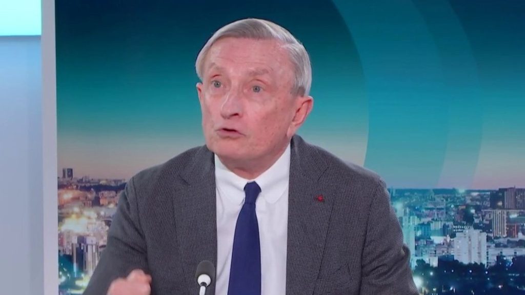 Guerre en Ukraine : "Chacun des Français est menacé par le projet politique obscurantiste de Poutine", affirme le général Vincent Desportes
Vincent Desportes, professeur à Sciences Po et ancien directeur de l'école de guerre, est invité du 19/20 info, jeudi 7 mars. Dans la journée, Emmanuel Macron a reçu les chefs de partis politiques à propos de la guerre en Ukraine.