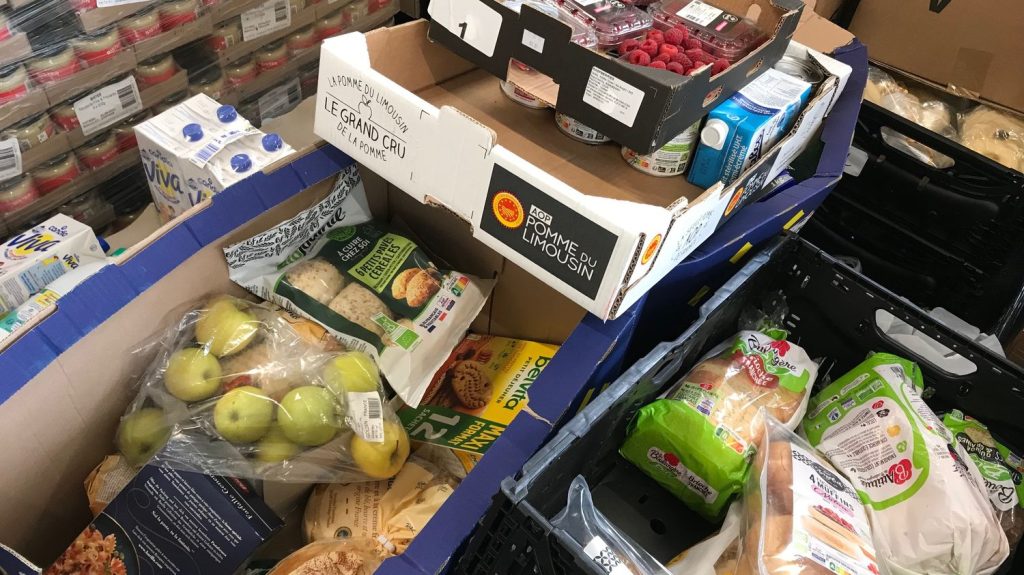 Reportage
"Les industriels gèrent de mieux en mieux leurs stocks" : quand la lutte contre le gaspillage alimentaire pénalise les associations
La lutte contre le gaspillage alimentaire dans les grandes surfaces progresse au détriment, parfois, de l'aide alimentaire. Les associations voient leurs collectes alimentaires diminuer.