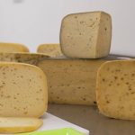 Gastronomie : du gouda produit au cœur de la Normandie
Si la Normandie est connue pour son camembert, du gouda est aussi produit dans la région par un éleveur hollandais installé dans l'Orne depuis plus de 30 ans.