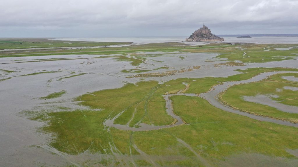 Cinq choses à savoir sur les grandes marées d'équinoxe, un phénomène exceptionnel attendu dans les prochains jours
Le long du littoral de la Manche et de l'océan Atlantique, les coefficients de marée pourront atteindre 116 en début de semaine. Les autorités appellent à la plus grande prudence.