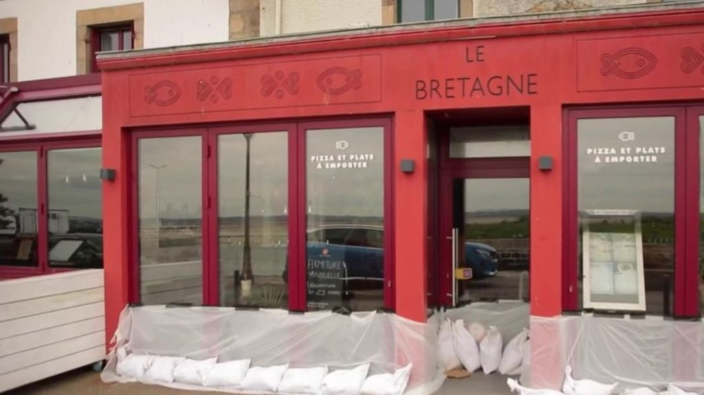 Loire-Atlantique : Le Croisic se prépare aux grandes marées
Des coefficients très élevés de marée sont annoncés, dès dimanche 10 mars, en Loire-Atlantique. Les riverains se préparent face au risque de crues.