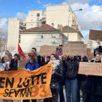 Températures dans les salles de classe, savons, gymnase "inondé"... Des enseignants de Seine-Saint-Denis en grève pour réclamer un "plan d'urgence"
De nombreux établissements scolaires du département entrent lundi dans leur deuxième semaine de mobilisation. Les professeurs dénoncent notamment la vétusté des bâtiments et le manque de moyens humains et matériels.