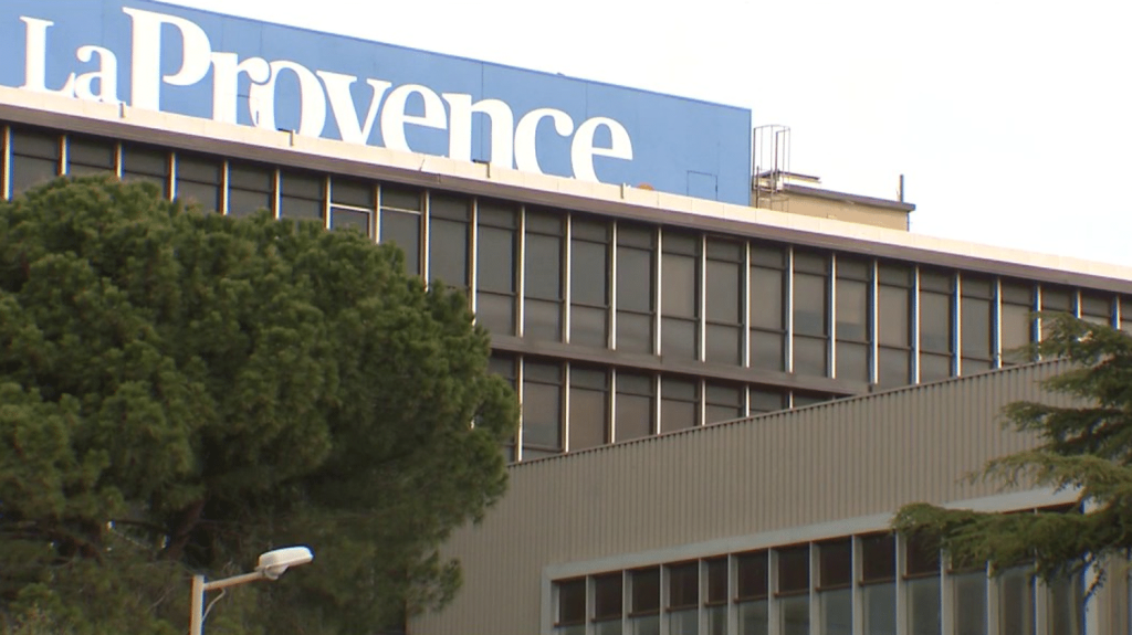 La Provence : le quotidien régional en grève après la mise à pied de son directeur
Les journalistes du quotidien La Provence ont voté une grève illimitée. Ils protestent au sujet de la mise à pied de leur directeur après la publication d’une "Une" du journal qui égratignait Emmanuel Macron.