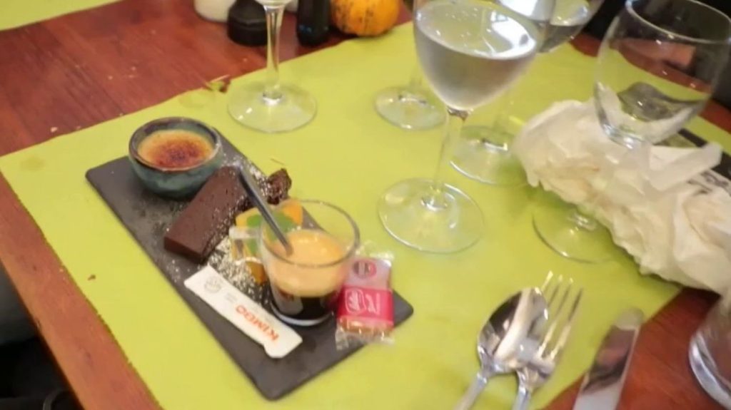 Mention "non fait maison" dans les restaurants : le groupe Renaissance retire sa proposition de loi
Sous la pression des syndicats de restaurateurs mécontents du texte, le groupe des députés Renaissance a retiré sa proposition de loi qui visait à imposer la mention "non fait maison" sur les menus des restaurants lorsque des plats ne l'étaient pas.