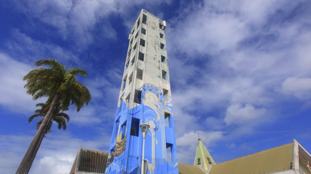 Guadeloupe : 80 000 personnes toujours privées d'eau après des "actes de malveillance"
Des actes de malveillance ont privé d'eau des milliers d'usagers et perturbé des établissements de santé. Plus de 130 palettes d'eau ont pu être distribuées.