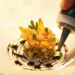 Cuisine : les guides gastronomiques dépassés par les réseaux sociaux ?
Le célèbre guide Michelin attribuera ses étoiles lundi 18 mars. Désormais, le guide rouge est concurrencé par les avis des influenceurs sur les réseaux sociaux, qui peuvent faire ou défaire des réputations.