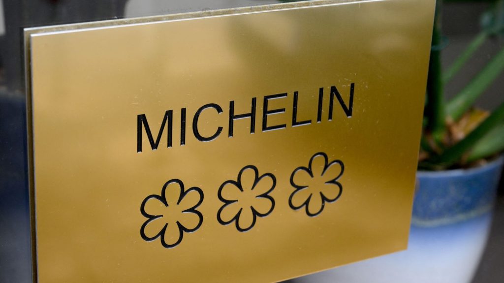 Expliquez-nous les étoiles du guide Michelin
Les étoiles du guide Michelin qui récompensent les meilleurs restaurants français sont décernées lundi. L'occasion de revenir sur la manière dont fonctionne ce guide qui existe depuis 1900.