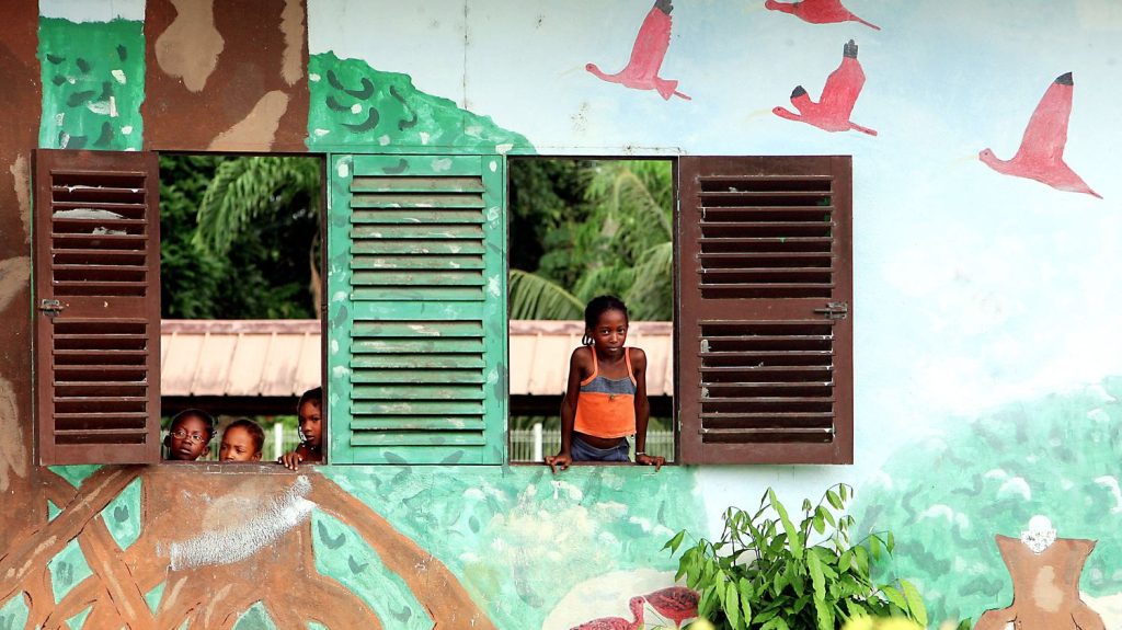Témoignage
Internats de la honte en Guyane : un ex-pensionnaire, séparé de sa famille autochtone dès l'enfance, dénonce "une acculturation forcée"
Un collectif d'universitaires et de Guyanais souhaite faire émerger la vérité sur les huit pensionnats indiens du département français, qui ont existé pendant des décennies. Ils demandent la création d'une commission pour enquêter.