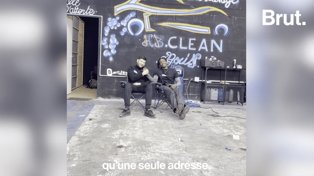 Vidéo
A Gennevilliers, ils ont ouvert, entre amis, leur propre centre de lavage de voitures
Brut a rencontré Billel et Hadi, deux amis d’enfance, qui ont ouvert HB Clean, leur propre centre de lavage à Gennevilliers, où ils habitent. Une activité qu’ils réalisaient au départ auprès de leur entourage pour “combler les fins de mois” et qu’ils ont transformée en entreprise.