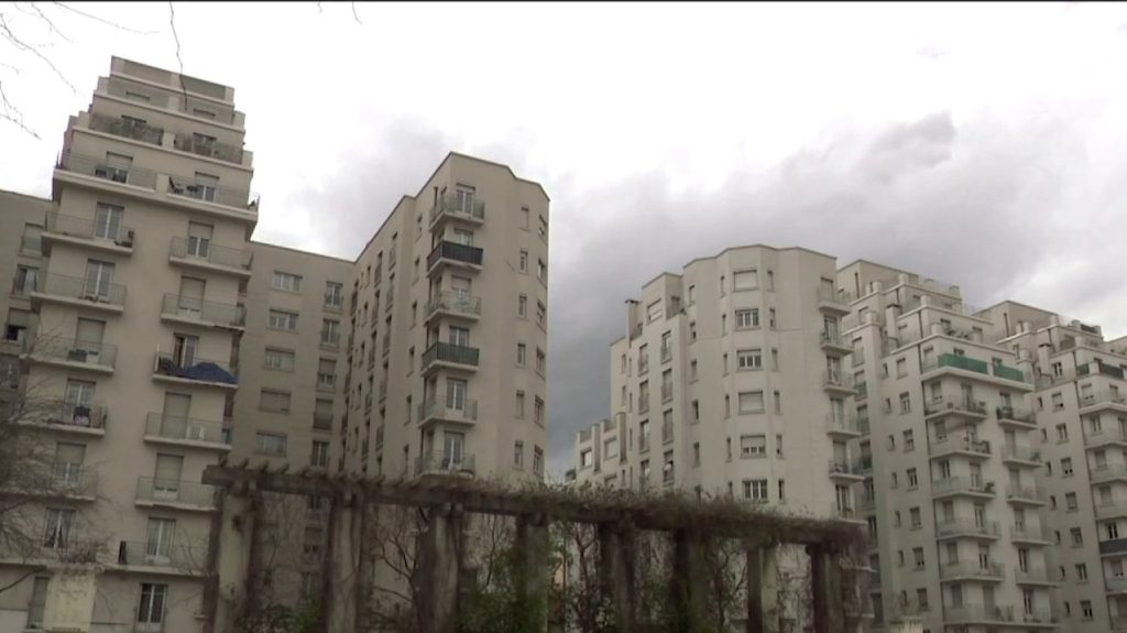 Immobilier : une nouvelle hausse de la taxe foncière est prévue en 2024
La taxe foncière va de nouveau augmenter en 2024 : une hausse de 3,9% au minimum est prévue pour les propriétaires dans plus de 2200 communes. Comment les maires justifient-ils ce choix ? Décryptage.