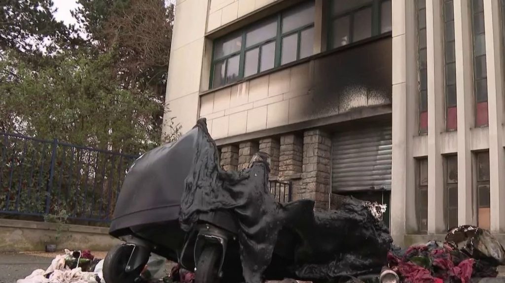 Val-de-Marne : une manifestation devant un lycée de Cachan dégénère en heurts avec la police
Plusieurs personnes se sont rassemblées devant le lycée polyvalent de Cachan, mardi 5 mars. Alors que 300 élèves manifestaient pacifiquement pour dénoncer la vétusté de l'établissement, des échauffourées ont éclaté.