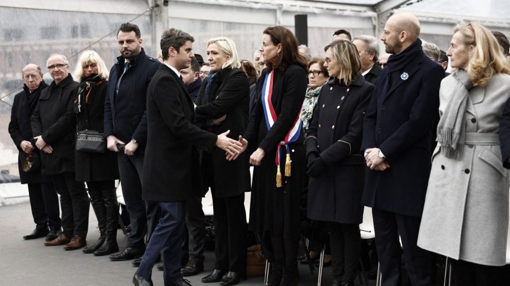 Vidéo
"Chacun doit savoir comment la barbarie a tenté d'imposer son joug" : revivez le discours de Gabriel Attal en hommage aux victimes du terrorisme
Pour la première fois, la cérémonie s'est tenue en dehors de Paris. La ville d'Arras a été choisie en mémoire du professeur Dominique Bernard tué il y a cinq mois par un ancien élève fiché pour radicalisation islamiste.