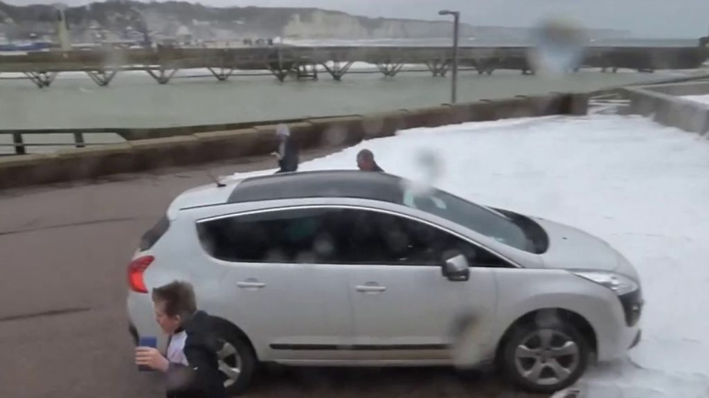 Tempête Monica : un homme piégé par la marée montante est mort sur l'île de Ré
Un homme, surpris par la tempête sur la plage de Saint-Martin-en-Ré, en Charente-Maritime, est décédé dimanche 10 mars. La France reste en alerte car les coefficients de marée d'équinoxe sont exceptionnellement hauts.