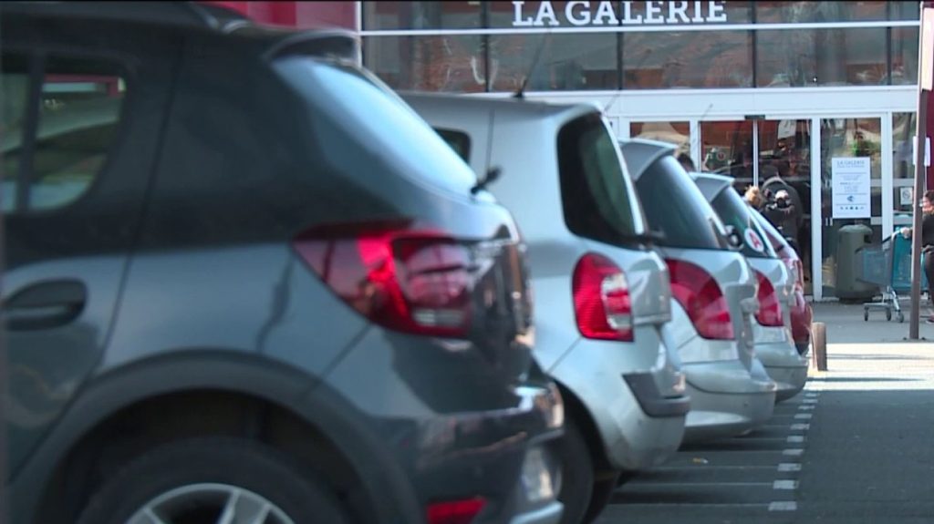Aveyron : un homme poignardé à mort après une altercation sur un parking
À Onet-le-Château (Aveyron), un homme de 45 ans a été tué d’un coup de couteau samedi 16 mars. Une simple altercation sur le parking d’un supermarché aurait mené à l'événement, qui s’est déroulé devant la femme et l’enfant de la victime.