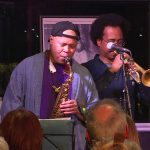 Steve Coleman inaugure un club de jazz éphémère au musée archéologique de Saint-Romain-en-Gal
Le célèbre saxophoniste américain accompagné de ses Five Eléments a ouvert le bal de la première saison du "Quartier Latin Jazz Club". Plusieurs concerts sont déjà programmés dans le restaurant du musée Gallo-Romain qui borde le Rhône. Une aventure rendue possible grâce à la passion de plusieurs amateurs du genre dont le fondateur de Jazz à Vienne, Jean-Paul Boutellier.