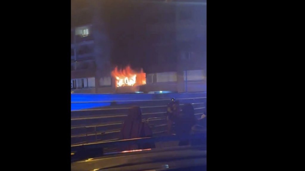 Hauts-de-Seine : douze blessés dont deux graves après l'incendie d'un appartement à Villeneuve-la-Garenne
118 pompiers et 28 engins ont été mobilisés pour éteindre les flammes et évacuer les habitants.