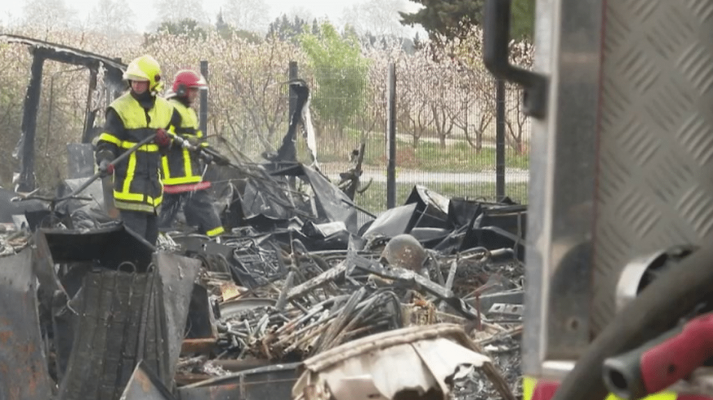 Pyrénées-Orientales : 120 caravanes et une quinzaine de mobile homes détruits dans un incendie
Un incendie dans les Pyrénées-Orientales a détruit 120 caravanes et une quinzaine de mobile homes stockés près de Perpignan, dans la nuit du mercredi 20 au jeudi 21 mars. L'incendie pourrait être d'origine criminelle, d'après des sources judiciaires. Une enquête est ouverte.