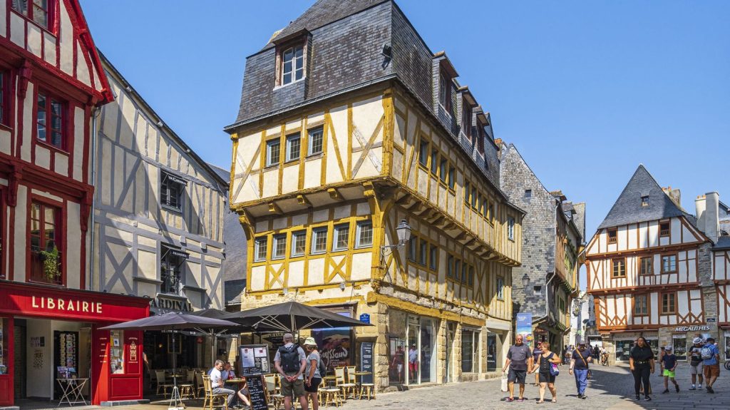 À Vannes, une œuvre en papier en partie brûlée au musée des Beaux-Arts, une enquête ouverte
Un élément d'une œuvre de l'artiste Salomé Fauc a été incendié peu après l'ouverture d'une exposition, a-t-on appris dimanche auprès de la mairie de Vannes qui dénonce "un acte de vandalisme gratuit".