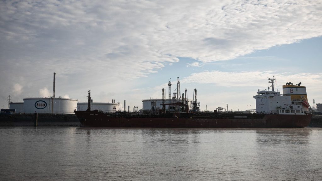 Seine-Maritime : un incendie en cours sur le site de la raffinerie Esso-ExxonMobil de Port-Jérôme-sur-Seine
"Une épaisse fumée noire" se dégage da la raffinerie, selon des témoins sur place à France Bleu Normandie