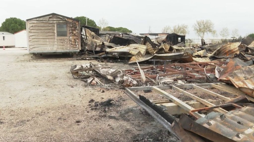Pyrénées-Orientales : des caravanes et mobile homes ravagés par les flammes
Près de Perpignan, dans les Pyrénées-Orientales, un incendie s'est déclaré dans la soirée du mercredi 20 mars. Une centaine de caravanes et une vingtaine de mobile homes ont été détruits et une quarantaine d'habitants ont été mis en sécurité.