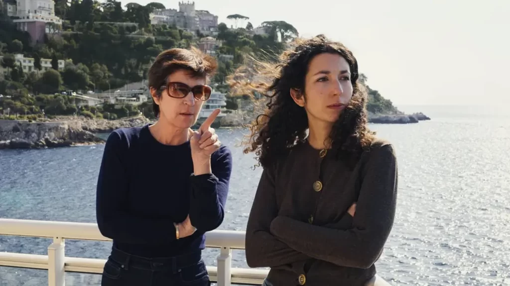 Christine Angot : "Ce que je demande, c'est comprendre ce fameux silence de l'inceste"
L'écrivaine signe son premier film comme réalisatrice avec le magistral "Une famille", documentaire dans lequel elle confronte certains proches à son passé et à ses écrits, et en particulier à l'inceste subi de la part de son père pendant son adolescence. Un film choc et dur, mais qui laisse aussi entrer une jolie lumière.