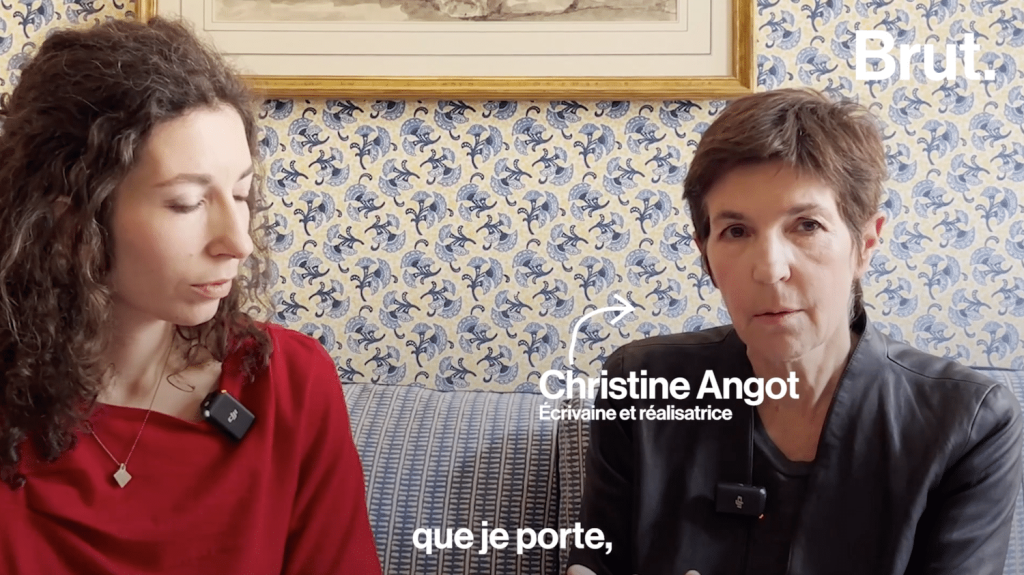 Vidéo
Christine Angot parle de l’inceste qu’elle a subi à sa fille
Lorsqu’elle était enfant, Christine Angot, a été victime d’inceste de la part de son père. Un traumatisme sur lequel elle échange avec sa fille, Léonore Chastagner. Face au silence de ses proches, l’écrivaine et réalisatrice a également choisi de parler de son passé dans le documentaire “Une famille”.