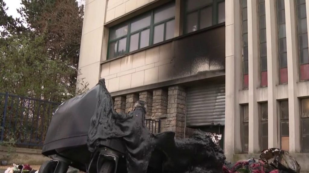 Val-de-Marne : de graves incidents éclatent devant le lycée de Cachan
Dans la matinée du mardi 5 mars, 200 à 300 personnes, dont certaines au visage dissimulé, se sont rassemblées devant le lycée de Cachan, dans le Val-de-Marne. Plusieurs jeunes s'en sont pris aux forces de l'ordre.