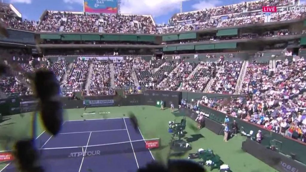 Tennis : à Indian Wells, une horde d'abeilles interrompt le match Alcaraz-Sverev
Jeudi 14 mars, des milliers d'abeilles ont envahi le court lors de la rencontre entre Carlos Alcaraz et Alexander Sverez. Alors qu'un apiculteur est intervenu pour les aspirer, le match a pu reprendre après deux heures d'interruption.