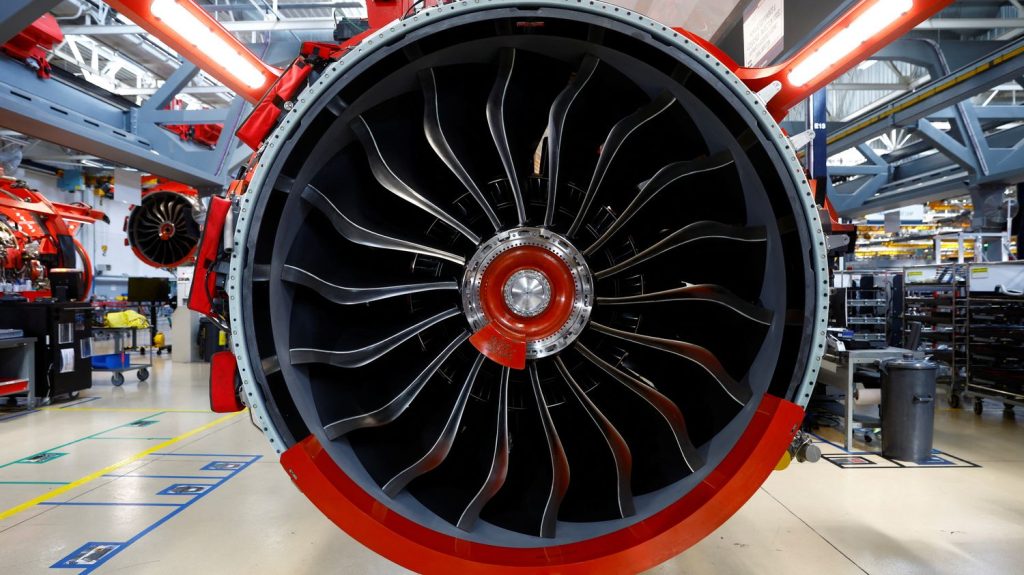 Entreprises : l’industrie française se montre résiliente face à la crise géopolitique
En marge de l’intervention télévisée d'Emmanuel Macron, jeudi, au sujet de l’Ukraine, une étude de l’Insee montre l’impact de la situation internationale sur l’industrie française. Un écart important se creuse entre les branches d’activité.