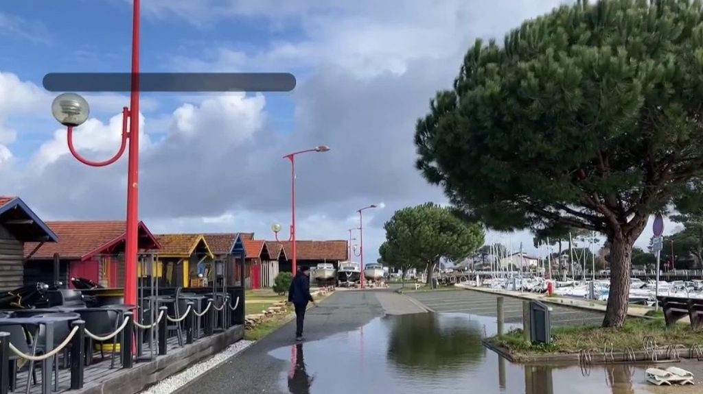 Grandes marées : des inondations à Bordeaux
Placée en vigilance orange crue et vagues submersion, lundi 11 mars, par Météo France, la Gironde a été touchée par les intempéries, à l’image de Bordeaux. Plusieurs routes ont été inondées dans la ville.