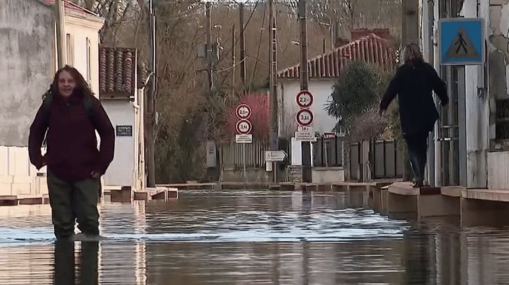 Inondations en Charente-Maritime : le quotidien des habitants de Saintes chamboulé
À Saintes, en Charente-Maritime, les inondations se poursuivent, jeudi 7 mars, et le quotidien des habitants est chamboulé. Le niveau de la Charente devrait atteindre son pic samedi.