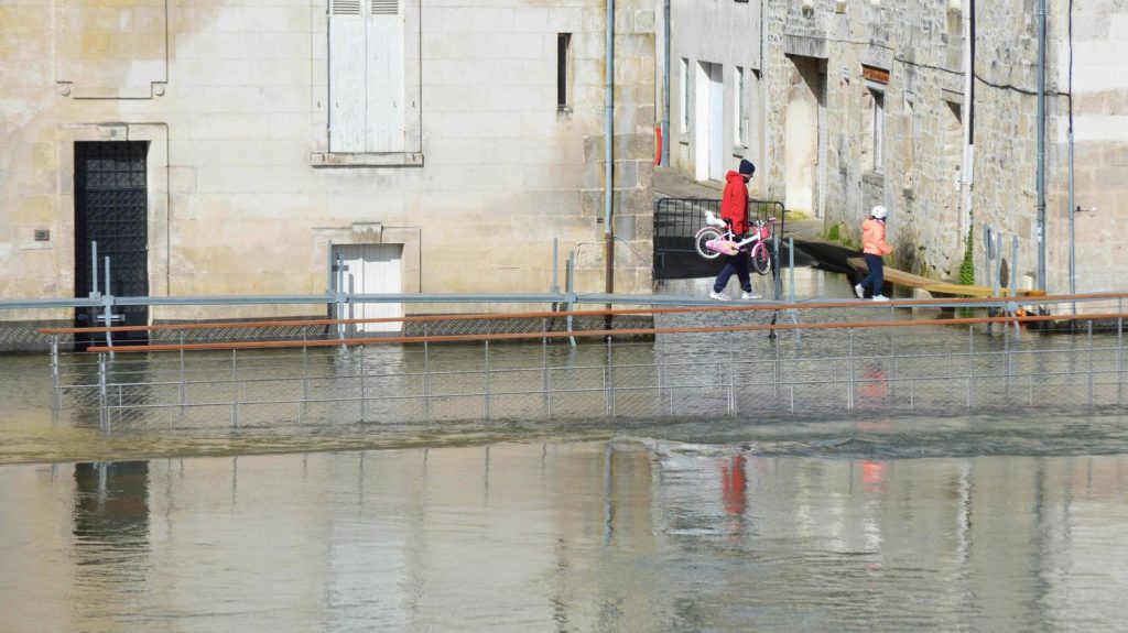 Crue de la Charente : la ville de Saintes inondée pour la troisième fois en quelques mois
Après le Pas-de-Calais et la Gironde, c’est la Charente-Maritime qui est en alerte orange. La ville de Saintes a les pieds dans l’eau pour la troisième fois en quelques mois.