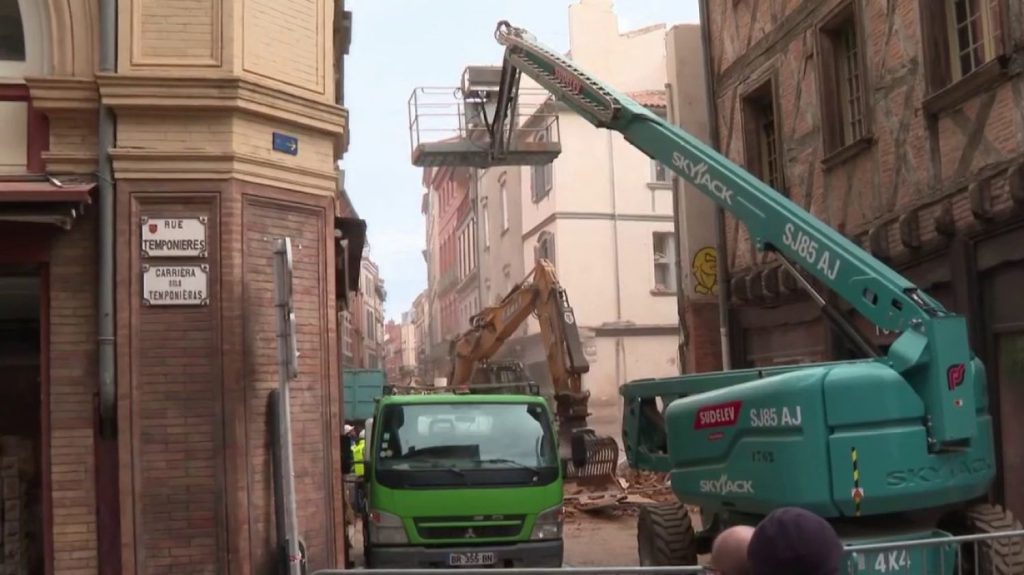 Toulouse : les riverains inquiets après l'effondrement de l'immeuble
Plus de vingt-quatre heures après l’effondrement d’un immeuble dans le centre-ville de Toulouse (Haute-Garonne), le sinistre interpelle. Les habitants du secteur sont inquiets et se demandent s’ils encourent un risque.
