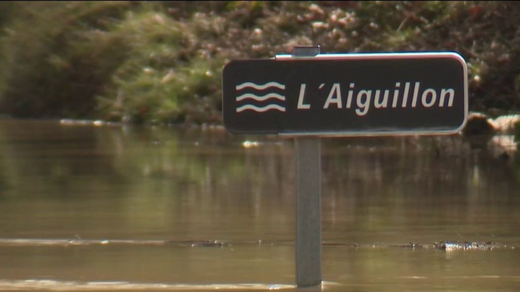 Intempéries dans le Gard : trois morts et quatre personnes sont toujours portées disparues
Les intempéries dans le Gard se révèlent meurtrières. Trois personnes ont perdu la vie, tandis quatre personnes sont portées disparues. D'importants moyens de recherche sont mobilisés.