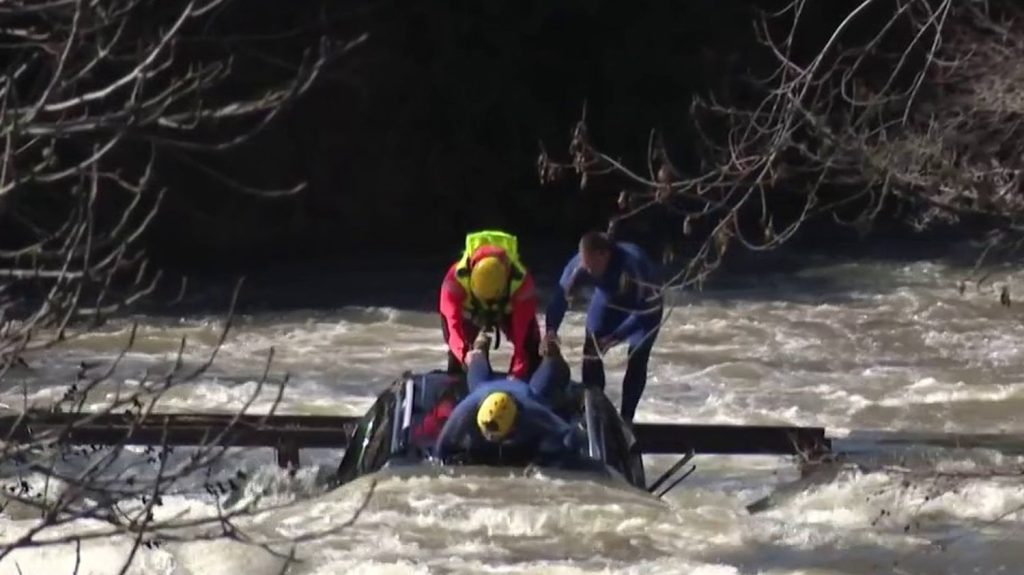 Tempête Monica : à Gagnières, dans le Gard, le choc des habitants après le décès d'un automobiliste
Les intempéries ont coûté la vie à trois personnes dans le Gard. Quatre sont encore portées disparues, dimanche 10 mars. À Gagnières, les habitants sont sous le choc à la suite des inondations qui ont touché leur commune et causé le décès d'un automobiliste.