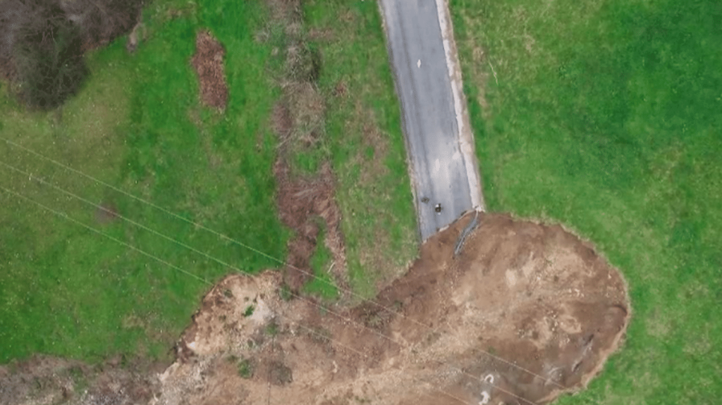 Savoie : quand les routes s’effondrent en raison des intempéries
Les intempéries provoquent de nombreux glissements de terrain, parfois au milieu des routes. Reportage en Savoie.