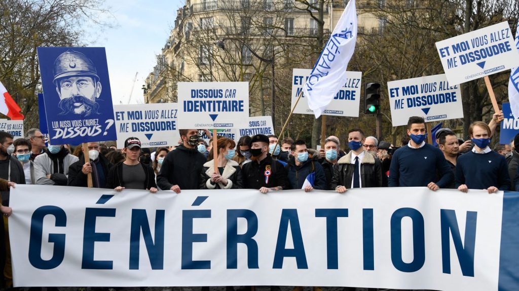 Treize anciens membres de Génération identitaire interpellés, soupçonnés d'avoir reconstitué illégalement un groupe d'ultradroite
Le groupe avait été dissous en 2021. Les personnes interpellées sont soupçonnées d'avoir reconstitué illégalement un nouvelle association d'ultradroite.