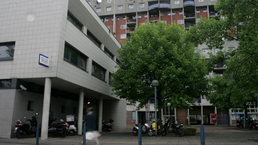 Ce que l'on sait de l'attaque d'un commissariat à La Courneuve, quatre jours après la mort de Wanys lors d'une collision avec une voiture de police
Le préfet de police, Laurent Nuñez, a annoncé que neuf personnes soupçonnées d'avoir participé à cette attaque avaient été interpellées.