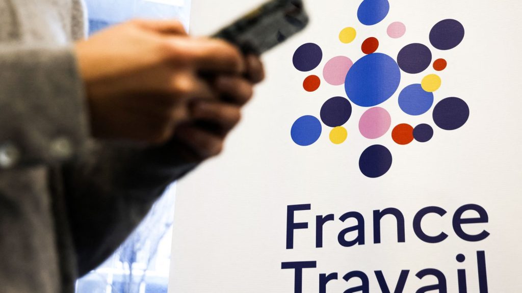 Cyberattaque contre France Travail : trois personnes interpellées après le vol massif de données
Les suspects, âgés de 21, 22 et 23 ans, ont été arrêtés dimanche. L'attaque qu'ils sont soupçonnés d'avoir menée concerne potentiellement les données de 43 millions d'inscrits.