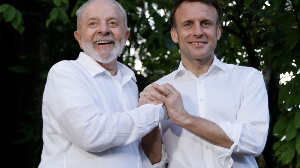 Emmanuel Macron et le président brésilien Lula annoncent un programme d'investissements verts pour l'Amazonie
Les deux dirigeants entendent lever "un milliard d'euros d'investissements publics et privés sur les quatre prochaines années" pour la forêt amazonienne, qui joue un rôle vital contre le réchauffement climatique.