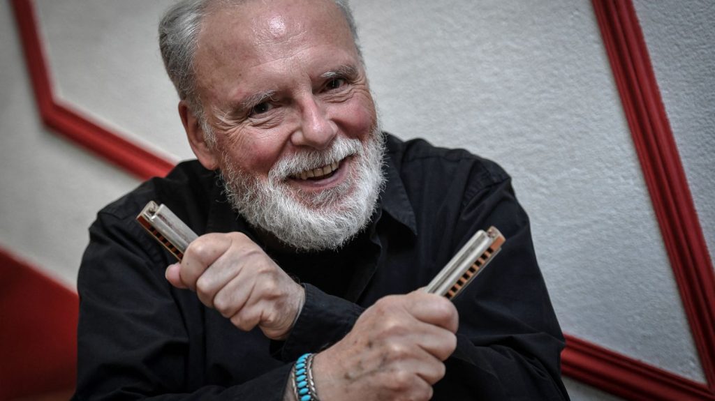 Dans son nouvel album "Key to the Highway", Jean-Jacques Milteau traverse les frontières musicales avec son harmonica
Tous les jours, une personnalité s'invite dans le monde d'Élodie Suigo. Vendredi 29 mars 2024 : l’harmoniciste, Jean-Jacques Milteau. Il revient avec un nouvel album "Key to the Highway" et sera en tournée avec un passage le 21 mai au New Morning à Paris.