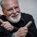 Dans son nouvel album "Key to the Highway", Jean-Jacques Milteau traverse les frontières musicales avec son harmonica
Tous les jours, une personnalité s'invite dans le monde d'Élodie Suigo. Vendredi 29 mars 2024 : l’harmoniciste, Jean-Jacques Milteau. Il revient avec un nouvel album "Key to the Highway" et sera en tournée avec un passage le 21 mai au New Morning à Paris.